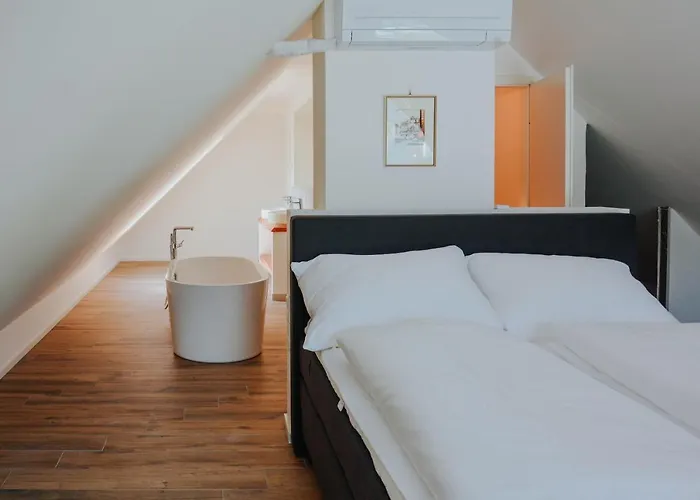 Downhill Apartment *