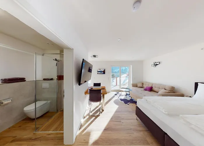 Downhill Apartment *